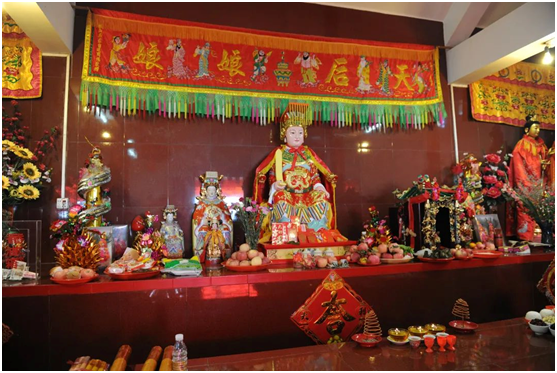 船舶启航前都要先祭祀妈祖,祈佑顺风平安,在船舶上普遍立妈祖神位供奉